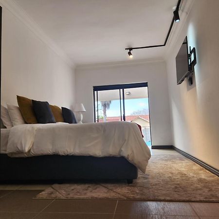 17 On Buffalo Johannesburg Luaran gambar