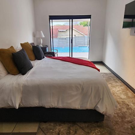 17 On Buffalo Johannesburg Luaran gambar