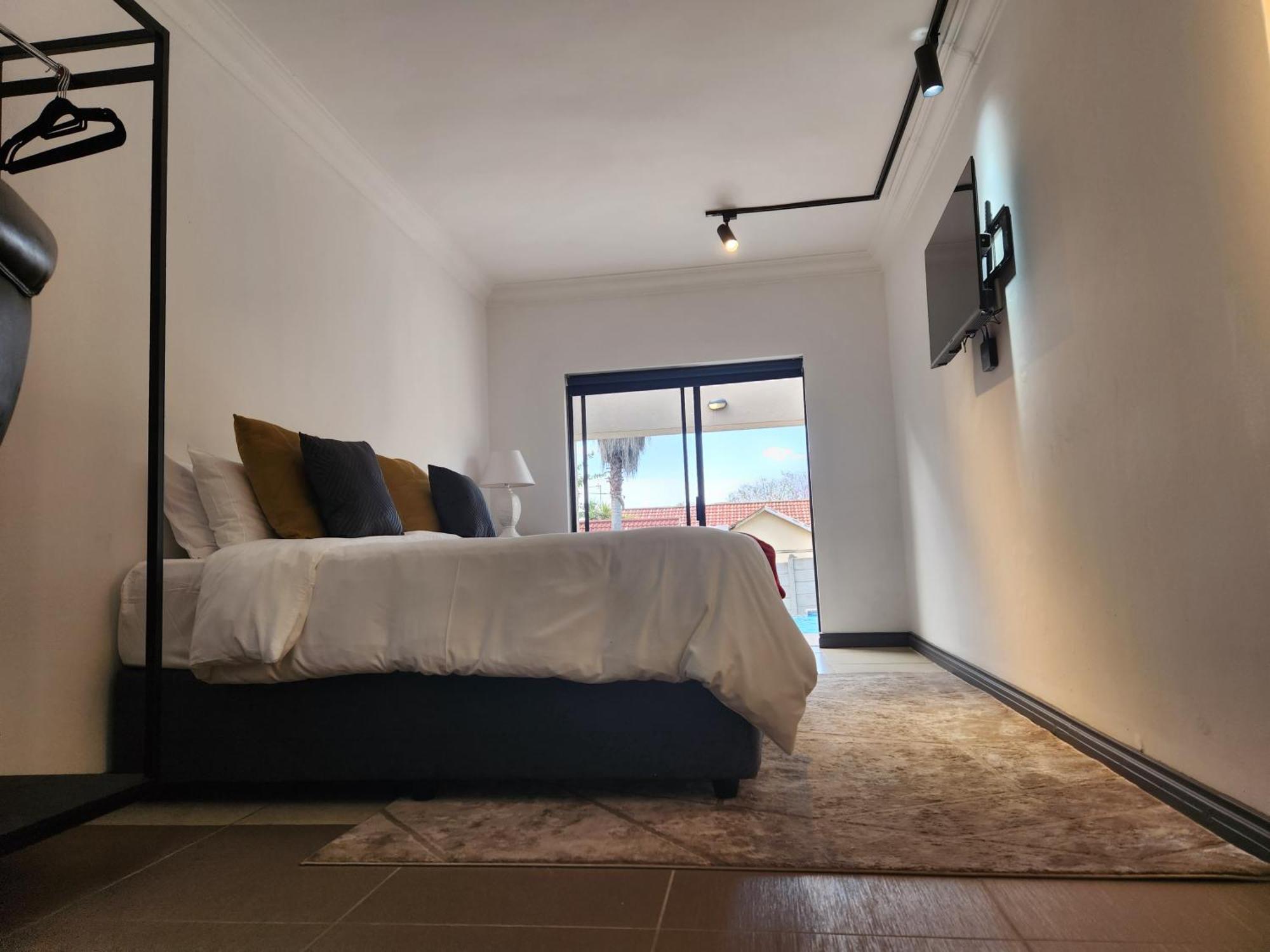 17 On Buffalo Johannesburg Luaran gambar