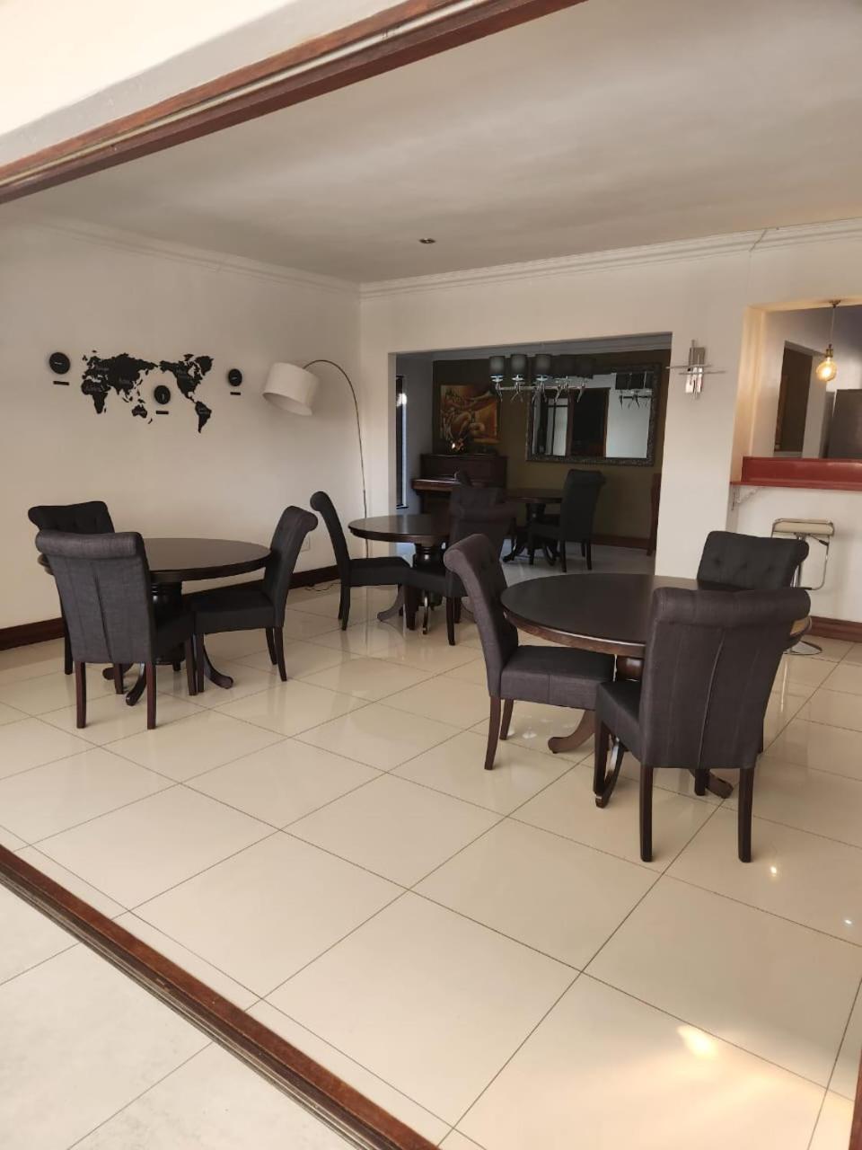 17 On Buffalo Johannesburg Luaran gambar