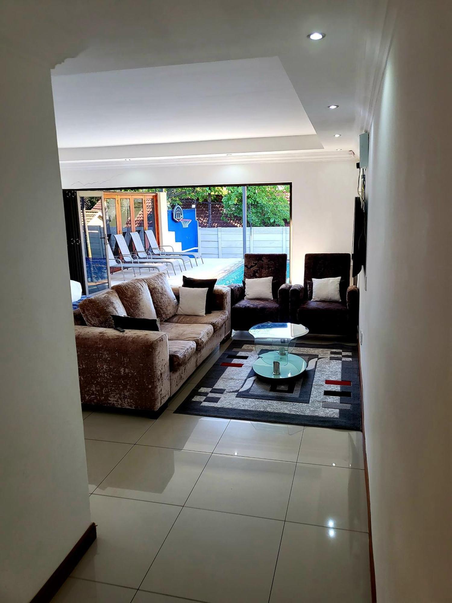 17 On Buffalo Johannesburg Luaran gambar