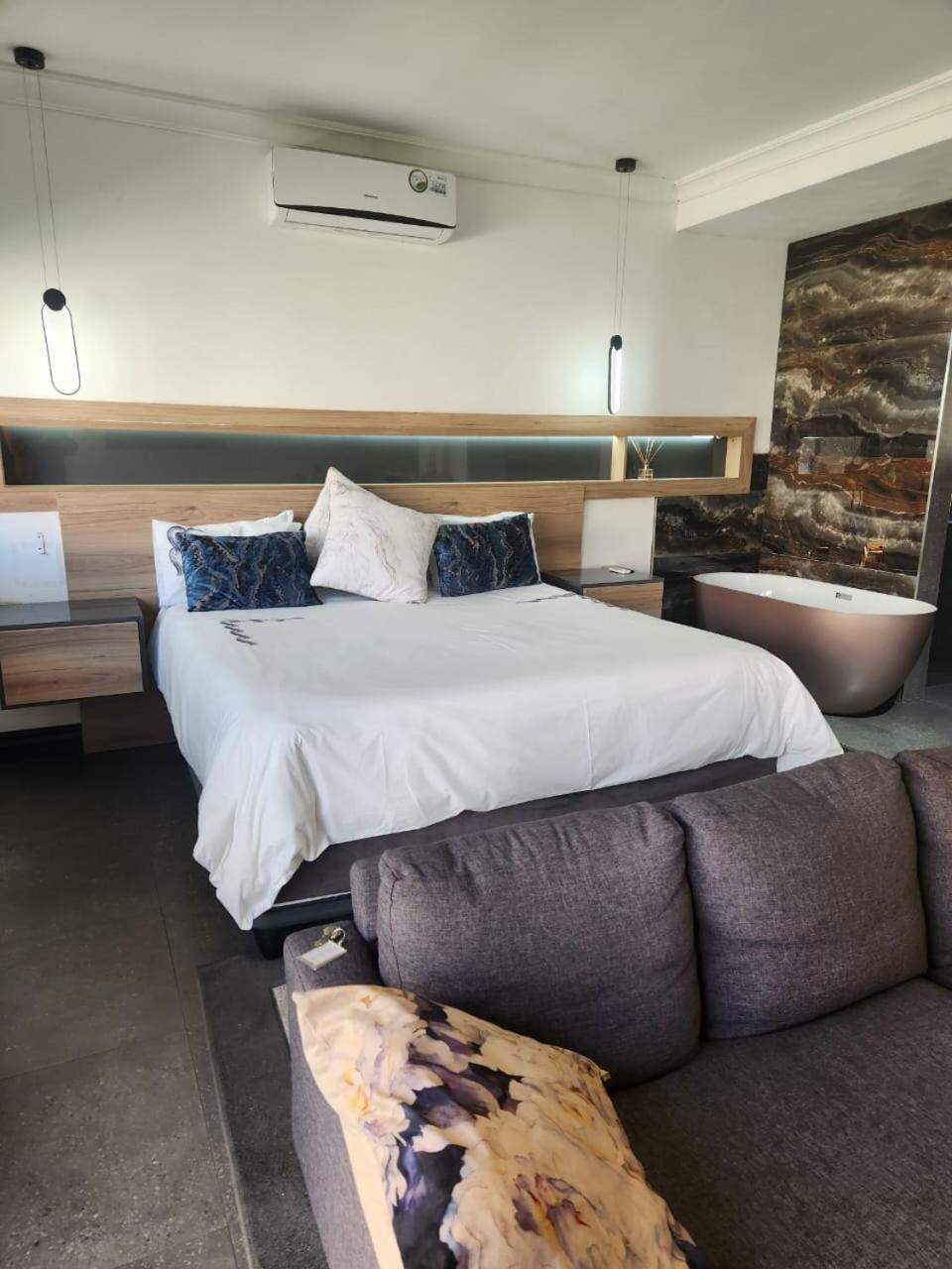 17 On Buffalo Johannesburg Luaran gambar
