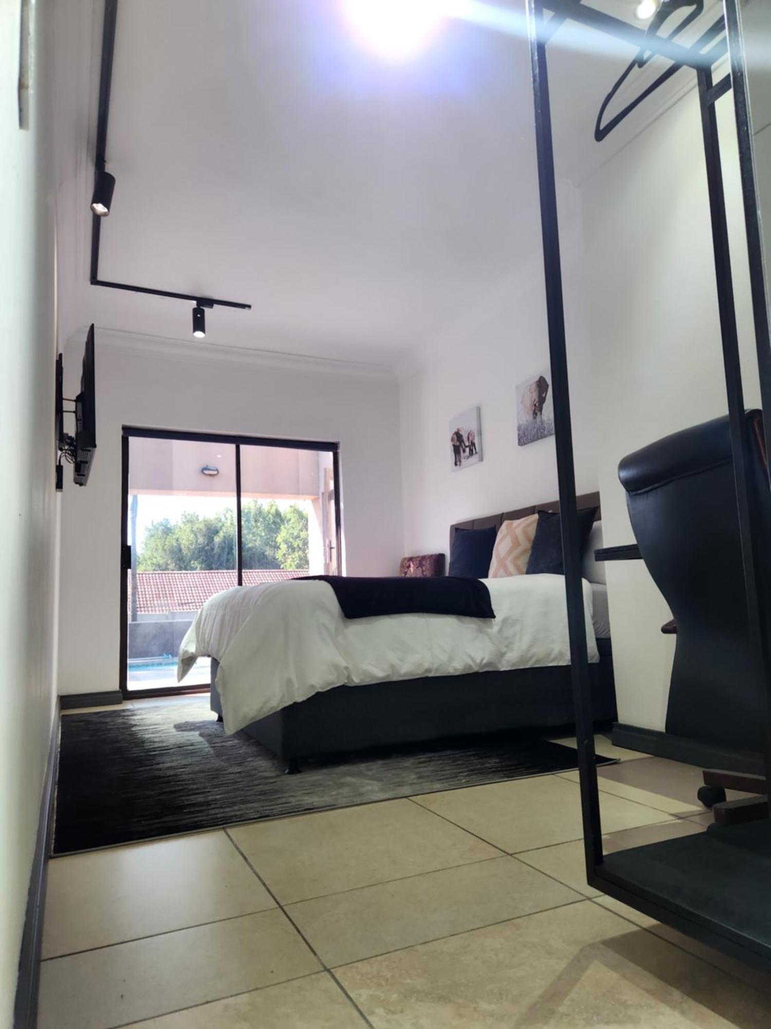 17 On Buffalo Johannesburg Luaran gambar