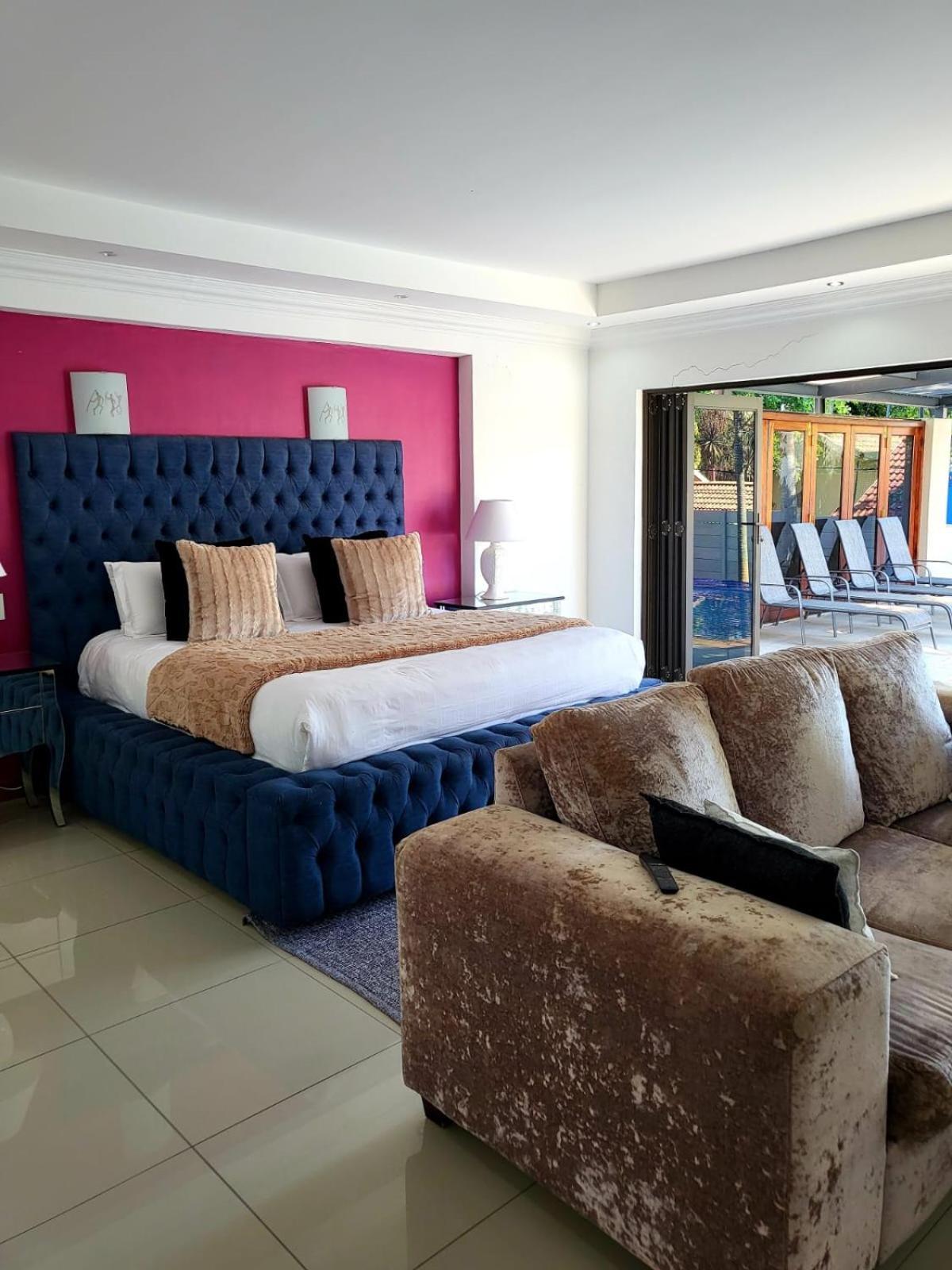 17 On Buffalo Johannesburg Luaran gambar
